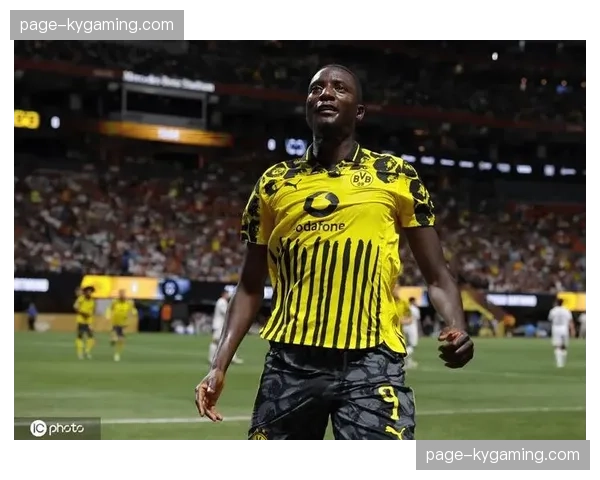 米兰追逐吉拉西遇7000万欧元天价阻碍，多特蒙德态度强硬交易陷入僵局